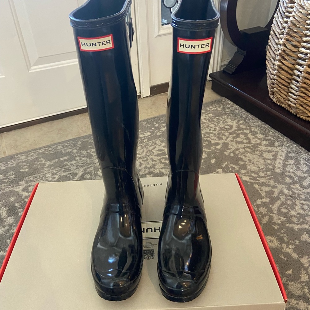 Women tall black gloss hunter boots 8 1/2 never wore.